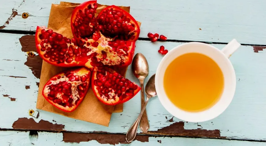 Из кожуры граната можно приготовить настой (без кипячения) или отвар, когда сырье кипятят на медленном огне 