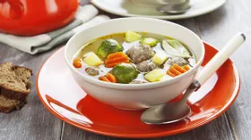 Суп с фрикадельками из индейки и брюссельской капустой