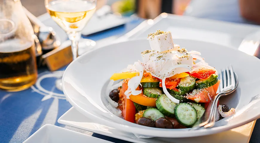 Греческий салат произошел из сельских районов Эллады, где у крестьян и пастухов под рукой всегда были свежие овощи, сыр и масло из оливок