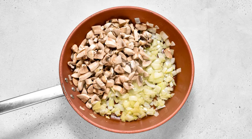 Курица с шампиньонами в сметане на сковороде