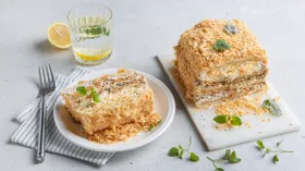 Закусочный торт Наполеон с курицей и грибами