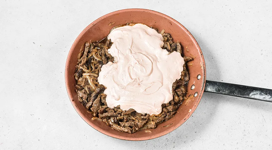 Говядина по-строгановски (бефстроганов)