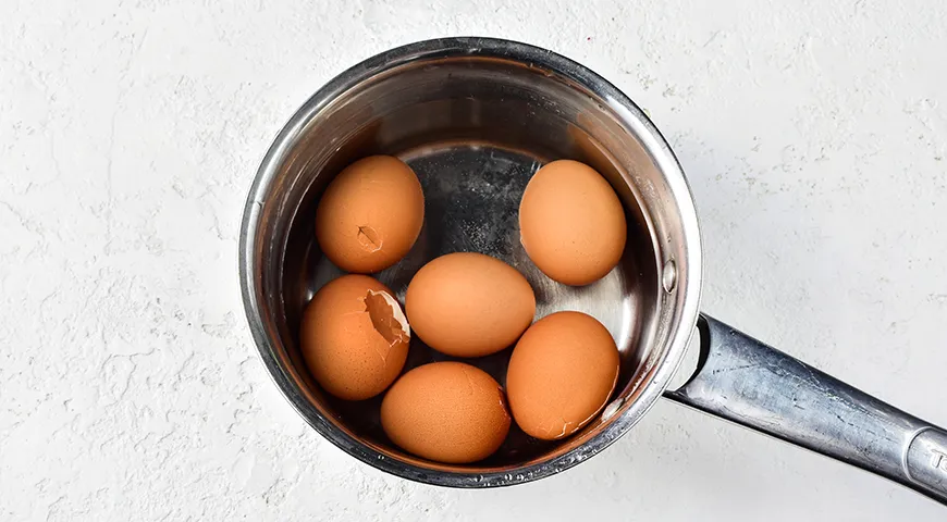 Салат из зеленого лука с яйцом