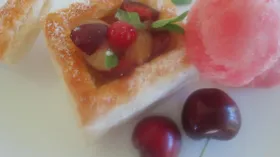 Слоеные сундучки с ягодами и фруктами