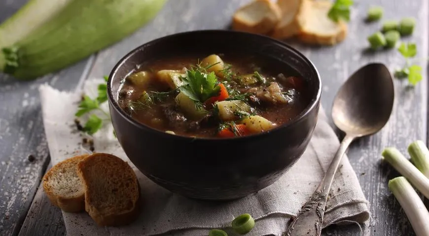 Густой суп с овощами и говядиной