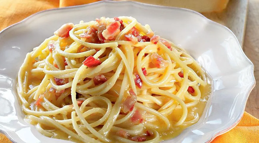 Спагетти карбонара: настоящий итальянский обед за 20 минут