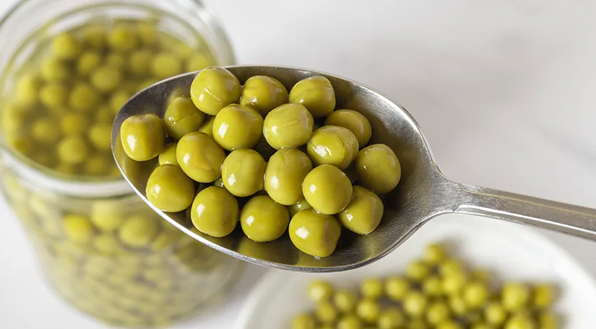 Консервированный зеленый горошек — удобный источник растительных белков, пищевых волокон и ряда водорастворимых витаминов