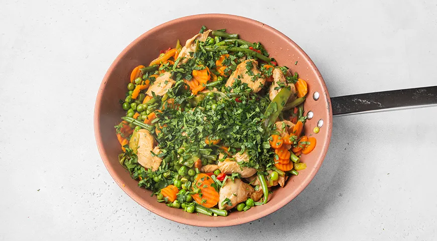 Куриное филе с замороженными овощами на сковороде