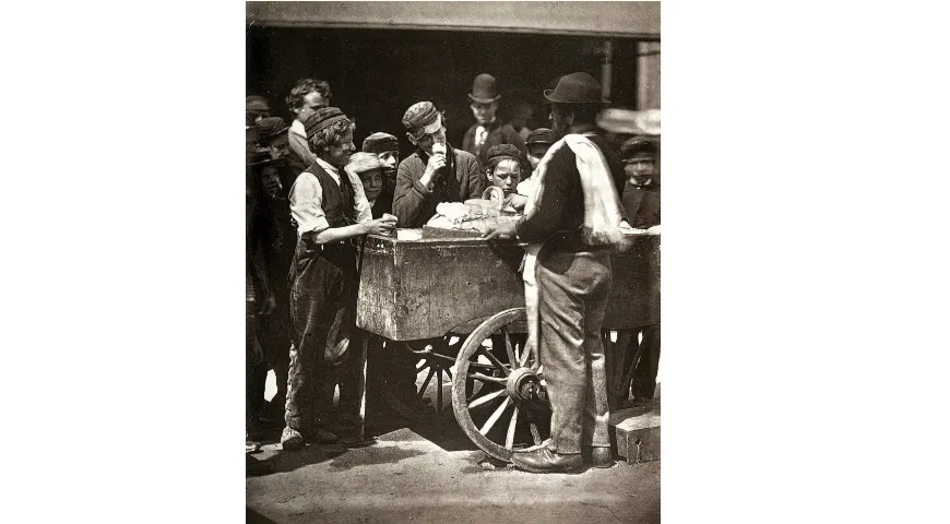 Фотография, сделанная около 1877 г на улицах Лондона. Мальчик в центре ест мороженое «пеннни лик». Из коллекции LSE Library