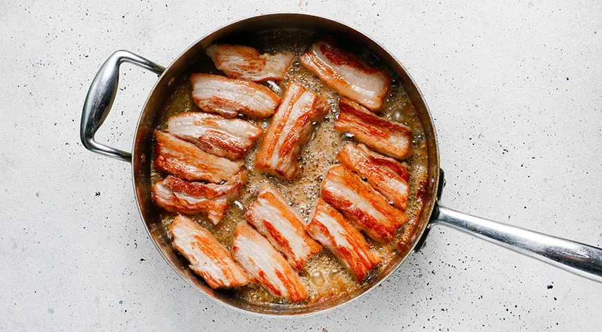 Свиная грудинка в пиве на сковороде