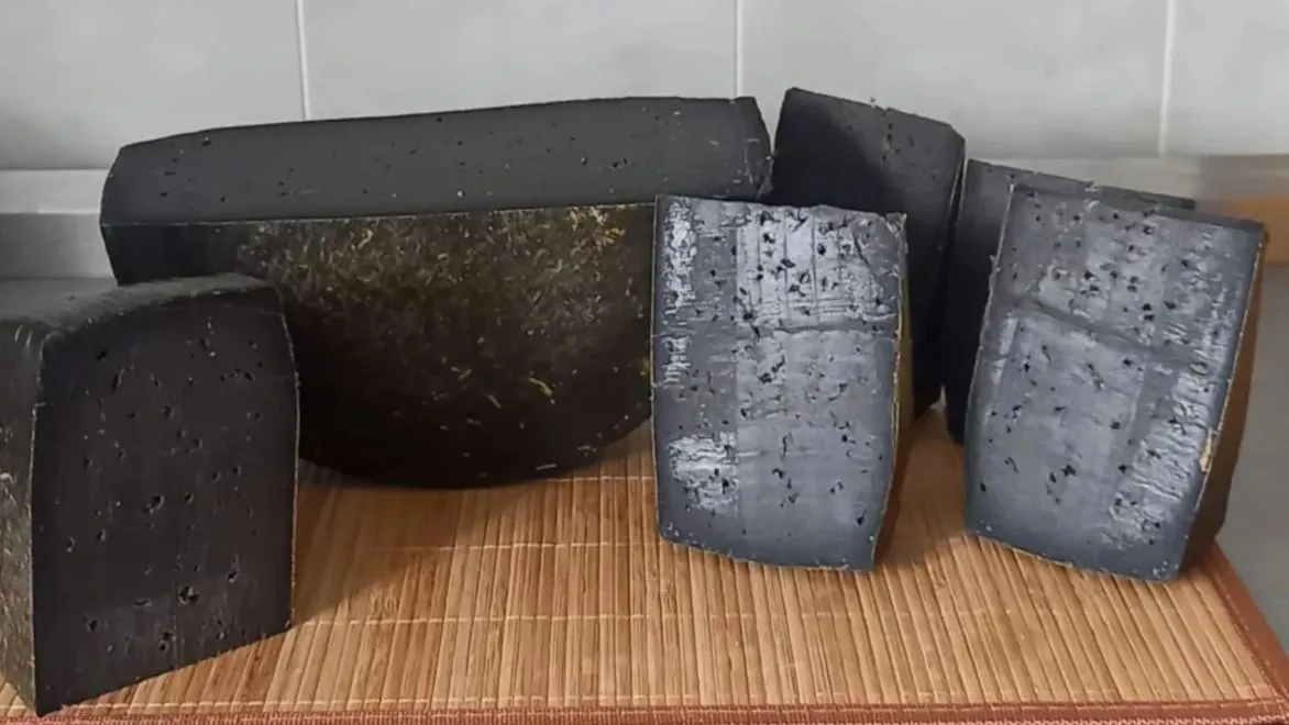 Российские сыроделы создали необычный сыр: причем здесь чернила каракатицы