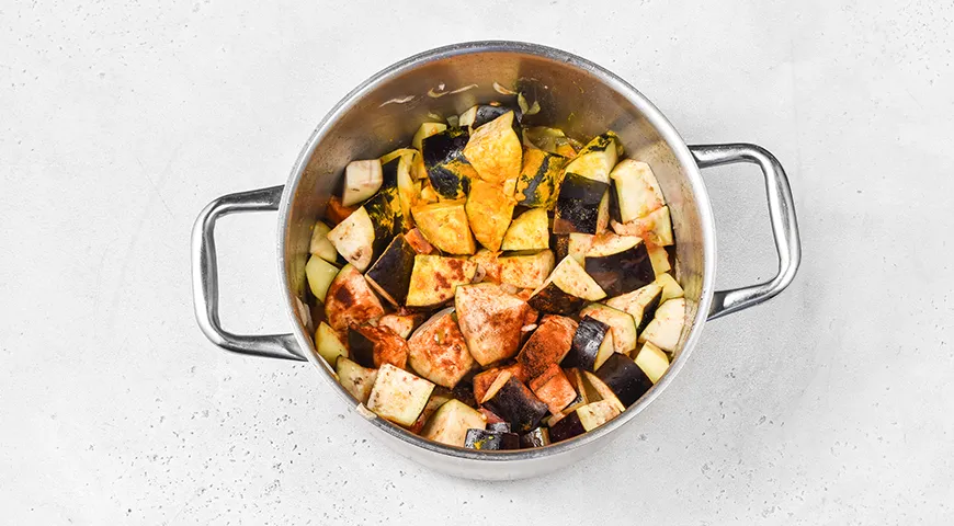 Овощное рагу в кастрюле