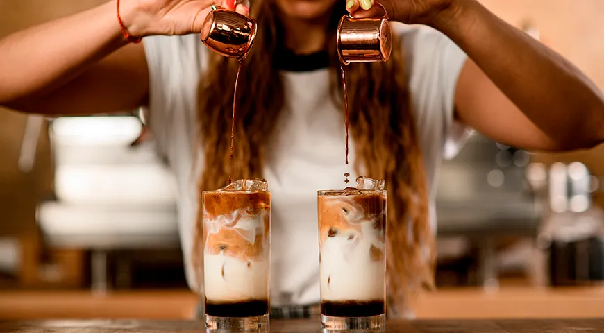 Айс латте готовят послойно из крепкого эспрессо, охлажденного молока и льда