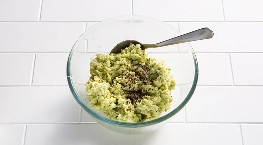 Канапе с творожным сыром, авокадо, красной рыбой и икрой