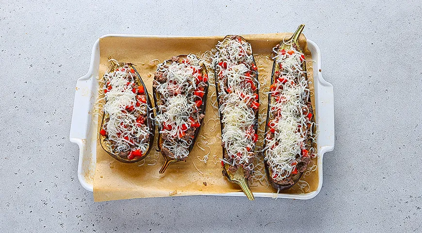 Баклажаны, фаршированные колбасками и овощами
