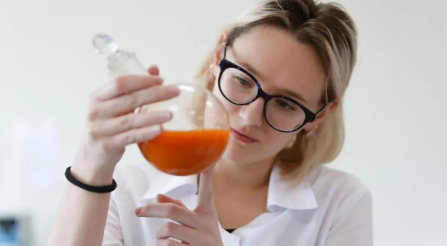 Студентка ДВФУ с новым напитком из медузы и цитрусовых в руках