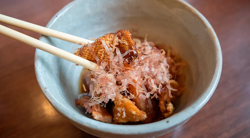 Куриная кожа с уксусом и хлопьями скумбрии