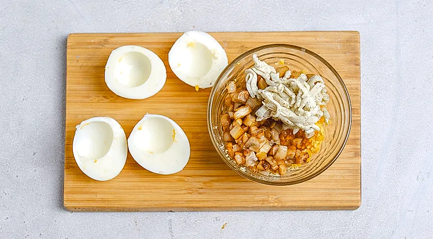 Фаршированные яйца с жареными шампиньонами