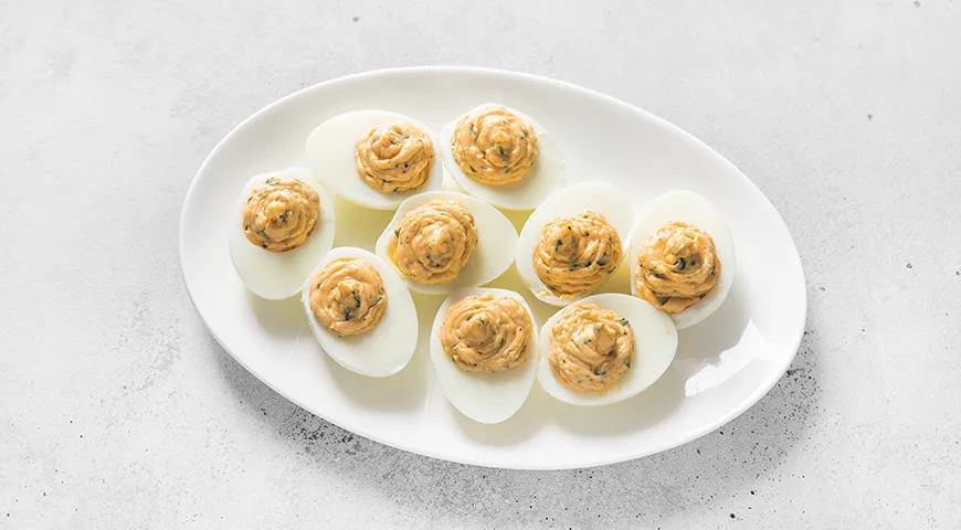 Яйца, фаршированные сыром и чесноком