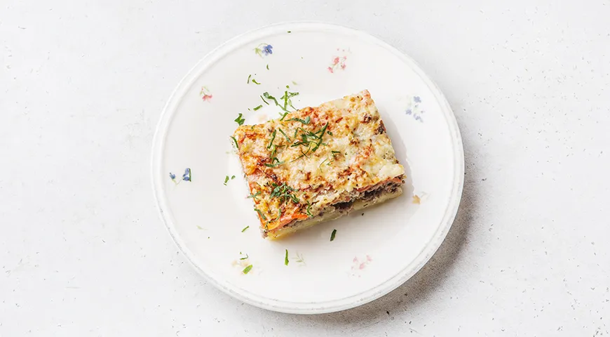 Картофельная запеканка с фаршем и овощами под сыром