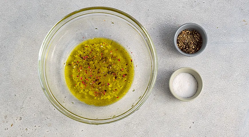 Салат из розовых томатов с орехами