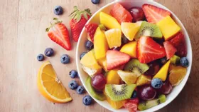Диетолог назвала клубнику, груши и еще 9 ягод и фруктов, которые нужно есть на завтрак, чтобы похудеть