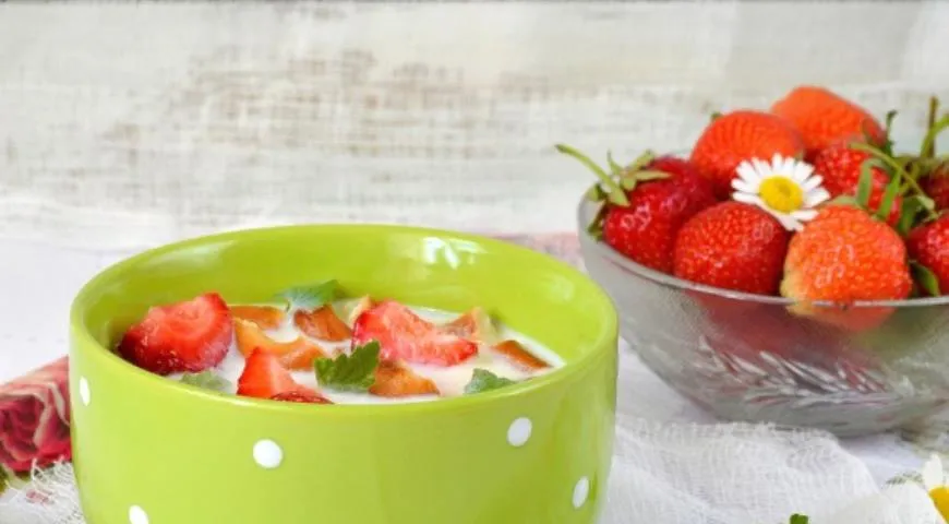 Клубника с молоком