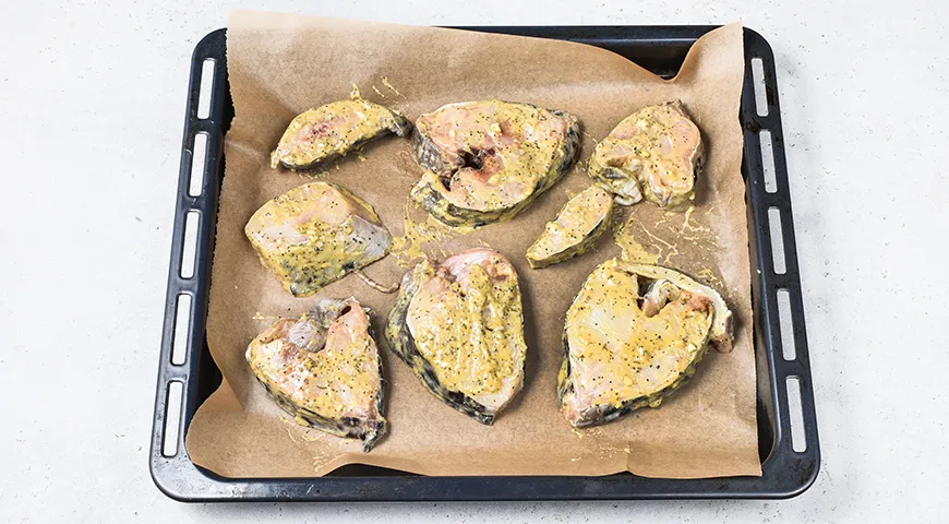 Стейк зубатки, запеченный с сыром и помидорами в духовке