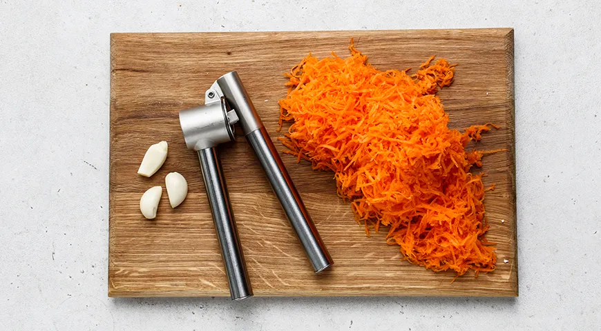 Салат из свежей моркови, сыра и яиц