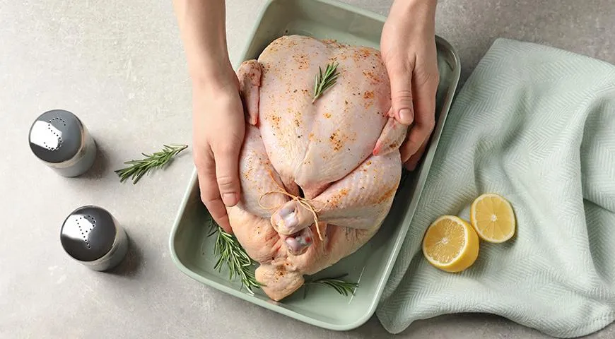 Курицу перед запеканием необязательно мариновать, достаточно натереть ее любой смесью из приправ на ваш вкус