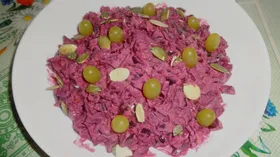 Салат из свёклы с черносливом, тыквенными семечками и виноградом