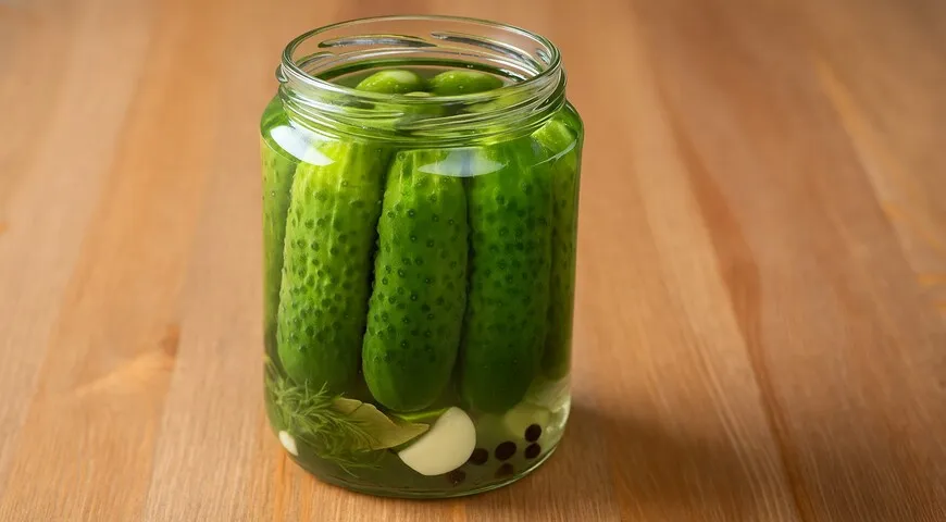 Маринованные огурцы в литровой банке