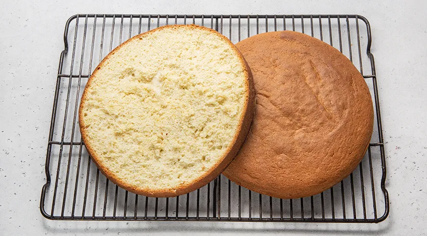 Бисквитный торт с клубникой