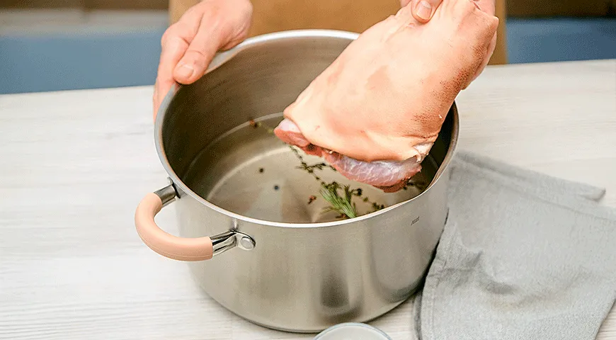 Свиная рулька в пиве