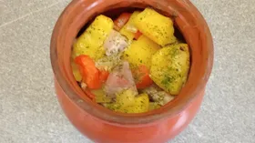 Куриное филе, запеченное с овощами в горшочках