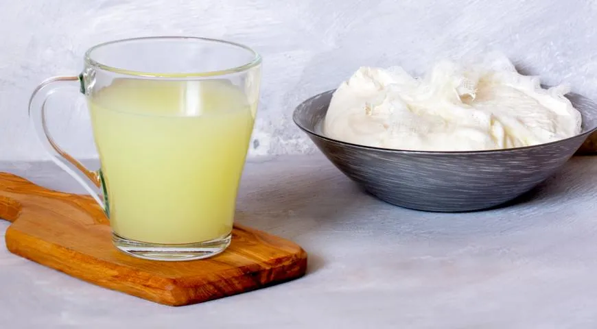 сыворотка молочная. молочная сыворотка в пост. молочная сыворотка в пост. творог натуральный. творог из простокваши в домашних.