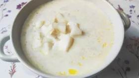 Молочная геркулесовая каша с изюмом и грушей