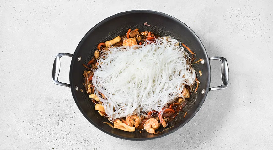 Фунчоза с морепродуктами и овощами