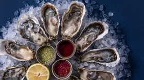 Устрицы и пузырьки: новый гастробар «Дюжина» на Большой Никитской