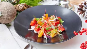 Салат с подкопченным палтусом, мандаринами, красным крымским луком и листьями кинзы