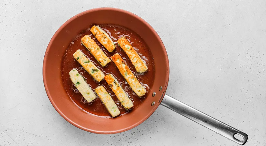 Сырные палочки на кефире с зеленым луком на сковороде