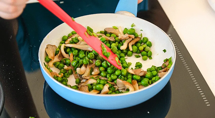 Ньокки с грибами и зеленым горошком 