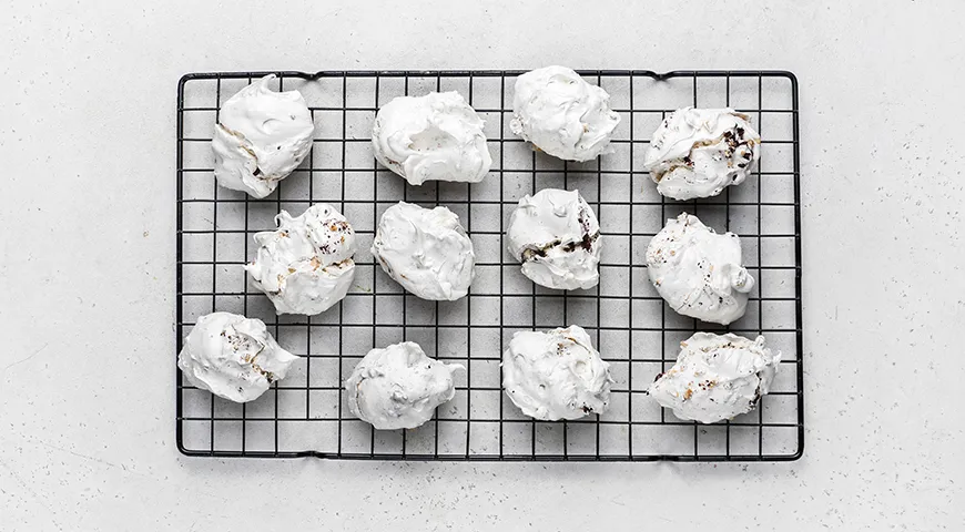 Безе с орехами и шоколадной крошкой