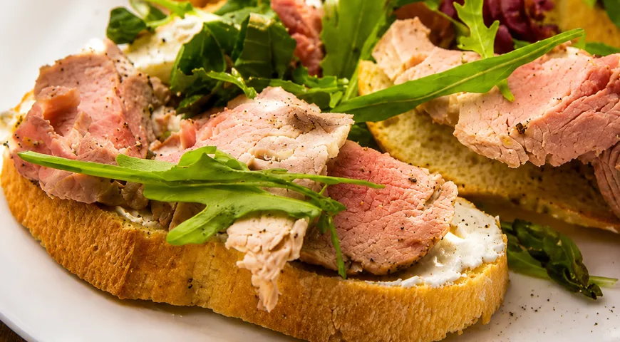 Брускетты с мясом и творожным сыром