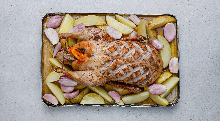 Цитрусовая утка с клюквой и картофелем