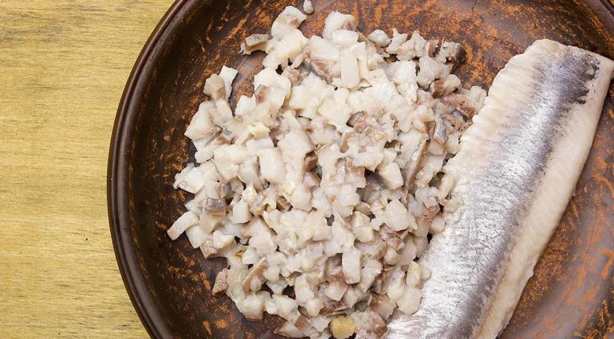 Для селедочного масла сельдь нужно очень мелко нарезать или пропустить через мясорубку