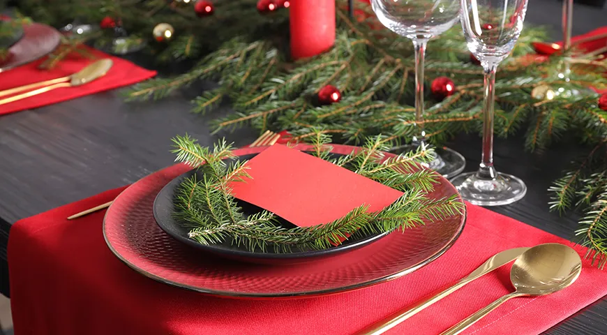 Классическая сервировка — красно-зеленый с добавлением золотого