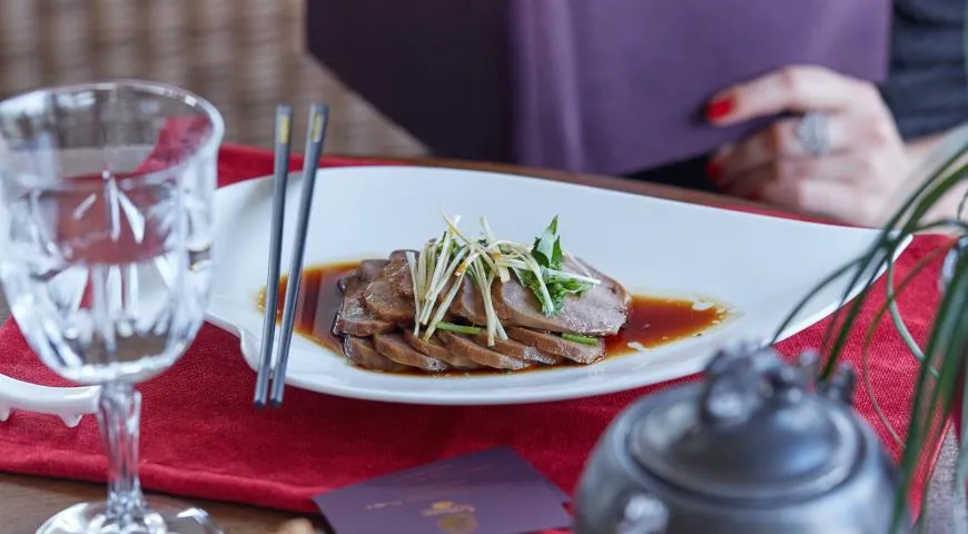 Рецепт маринованного свиного языка с болгарским перцем и кинзой