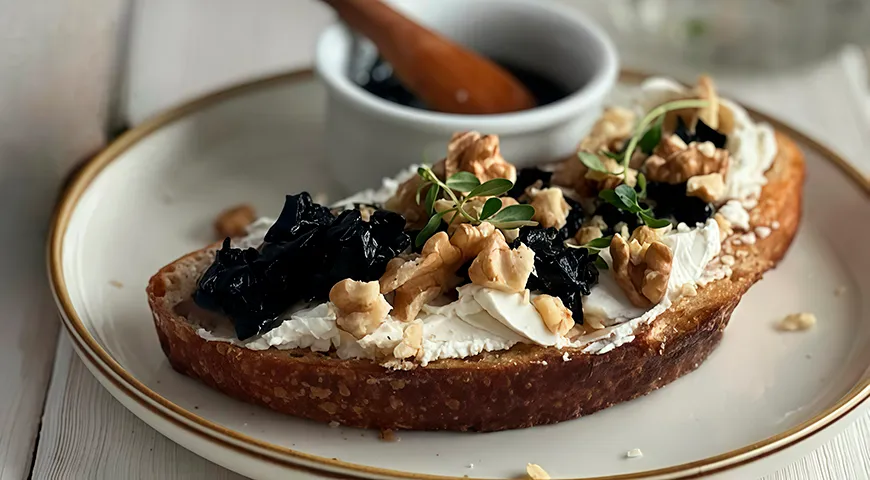 Варенье из черной лисички хорошо сочетается с творожным сыром на брускеттах