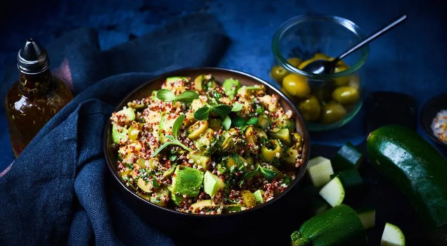 Киноа с кабачками, оливками и корнишонами